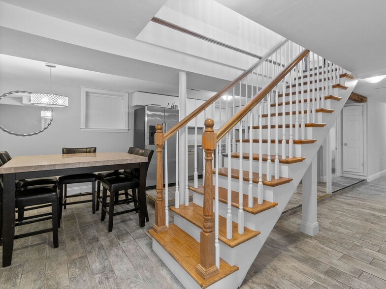 Building Photo - 96 Elm St