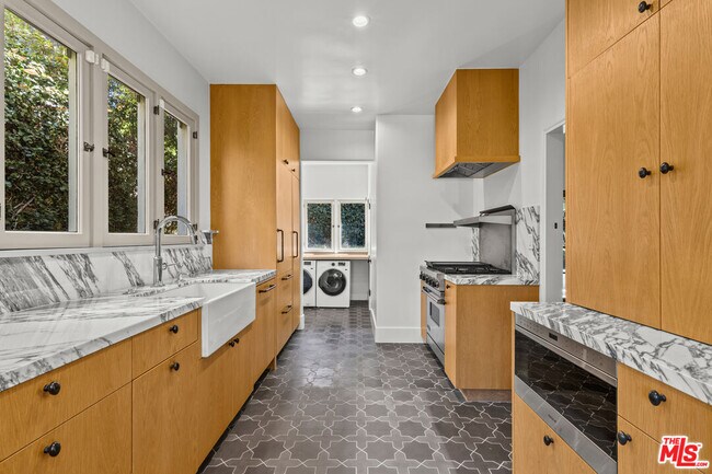 Building Photo - 6484 Ivarene Ave