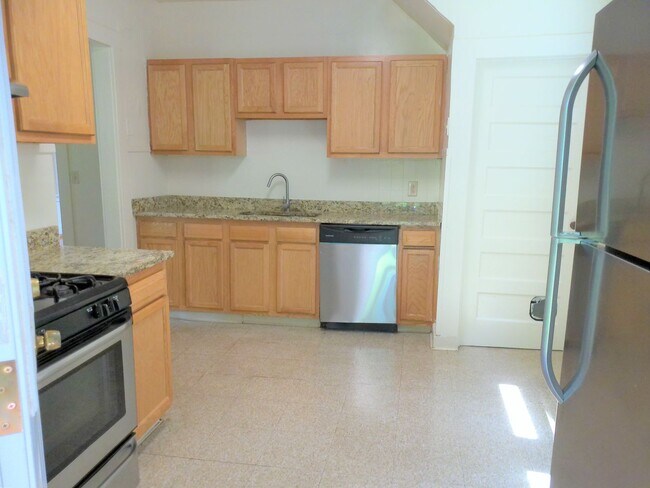 Building Photo - Available 6/1/2026 Charming Home With Priv...