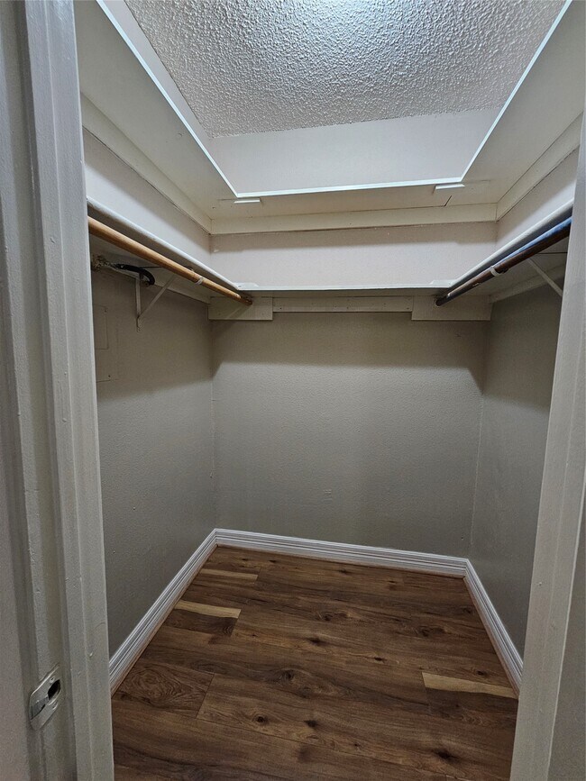 Building Photo - 10047 Westpark Dr