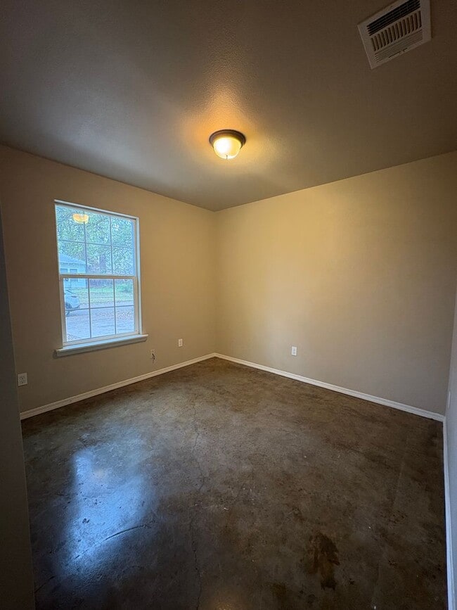 Building Photo - Newer construction 2 bedroom/1 bathroom house with Central Air & Heat!