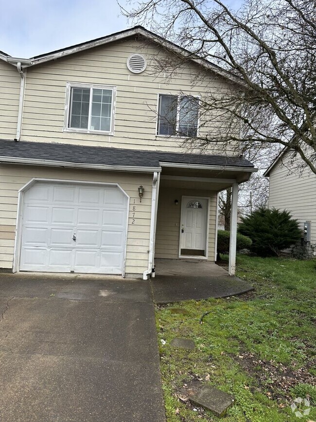 Building Photo - Newer 3 Bedroom 2 1/2 Bath With A 1 Car Ga...