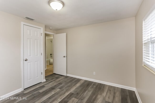Building Photo - 303 Renne Dr N