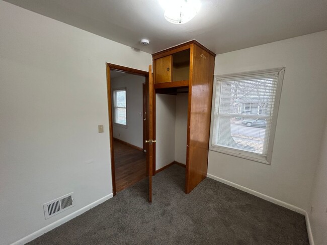 Building Photo - 1422 N 25th-2 bed/1.5 bath