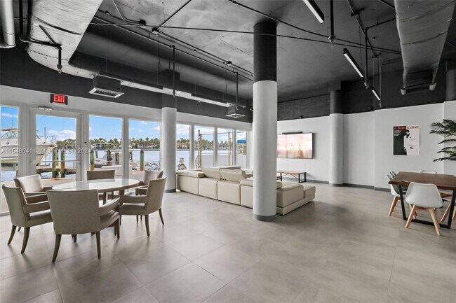 Building Photo - 900 Bay Dr
