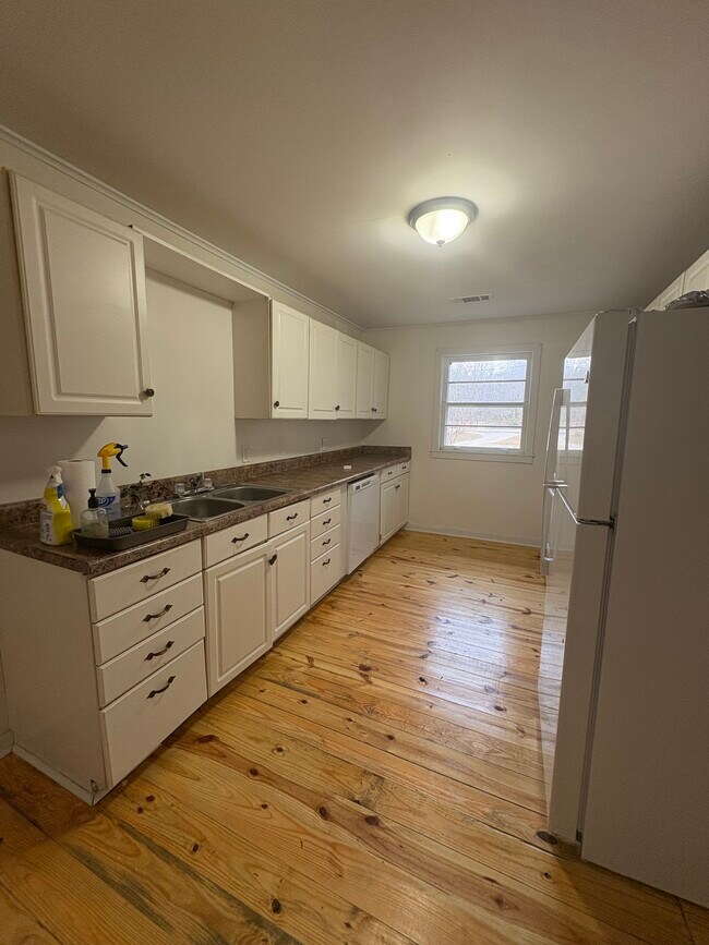 Building Photo - 492 Mobile St