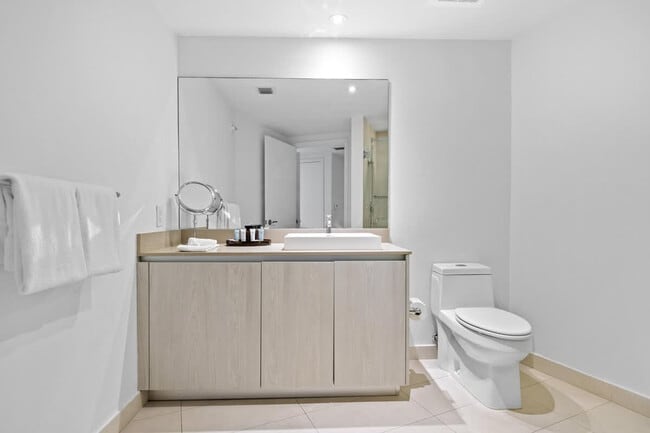 Building Photo - 4011 S Ocean Dr