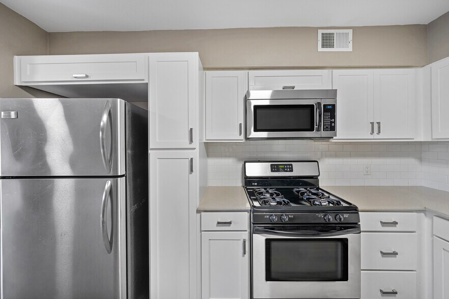 Kitchen - 2303 East Side Dr