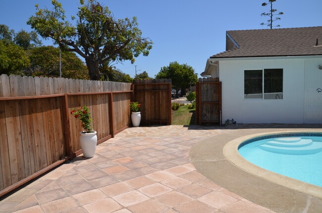 Building Photo - 6204 Avenida Ganso