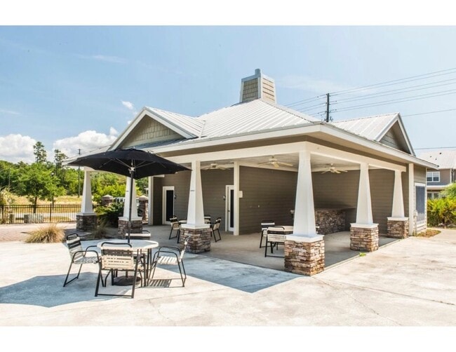 Building Photo - Beautiful 2/2.5 Townhouse in the heart of Freeport