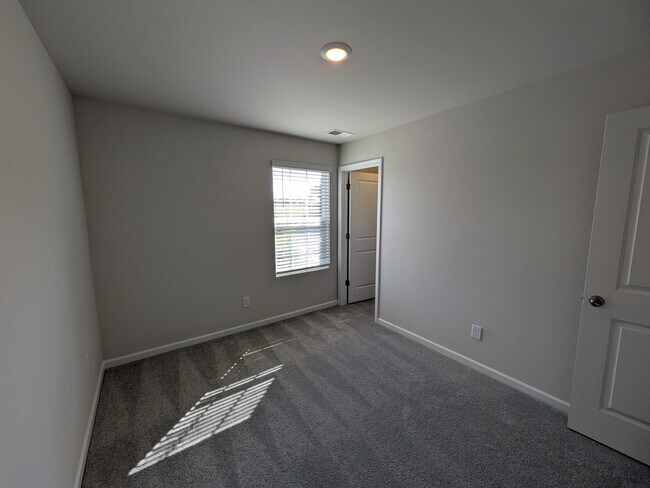 Building Photo - 831 Powder Br Dr