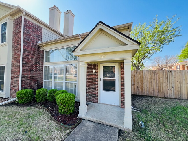 Building Photo - 1504 Beach Ln