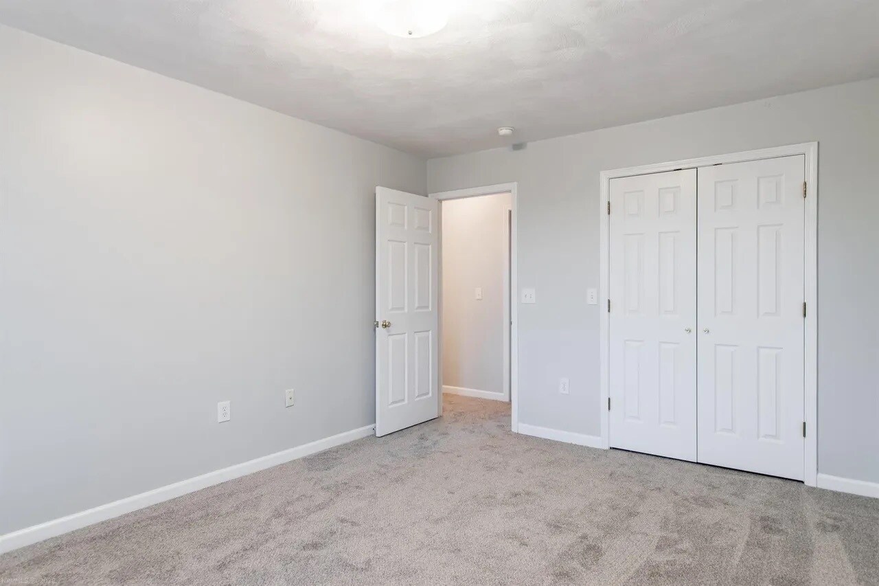 Primary Bedroom - 650 Republic Rd