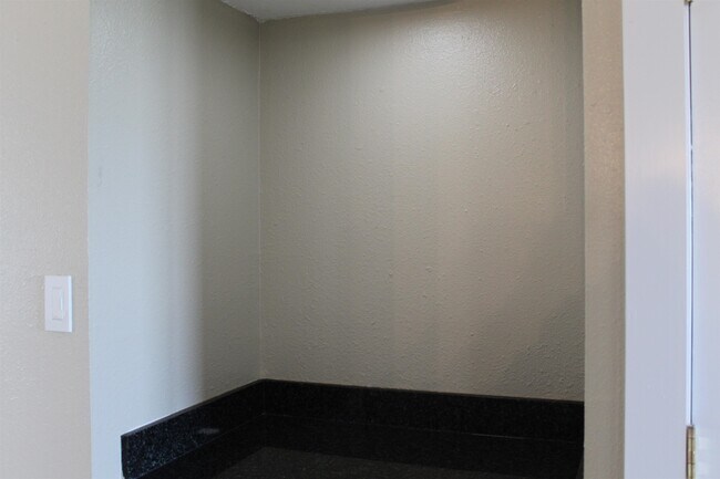 Building Photo - 300 Poker Chip