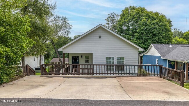 Building Photo - 619 Midlake Dr NE