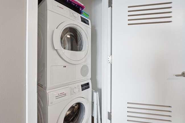 Building Photo - 99 Hudson St