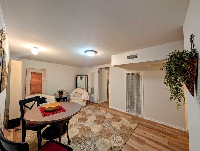Building Photo - Fully furnished, short term 1 bedroom!