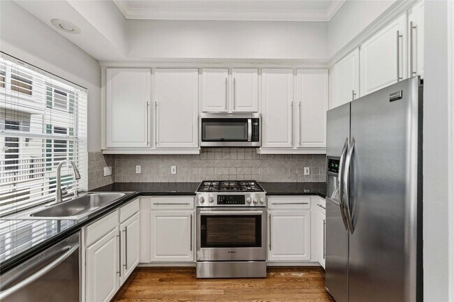 Building Photo - 1332 Fairview St