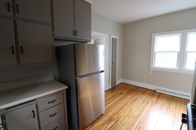 Building Photo - Large Updated 4 Bedroom Single Family Home