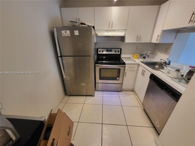 Building Photo - 9360 Fontainebleau Blvd