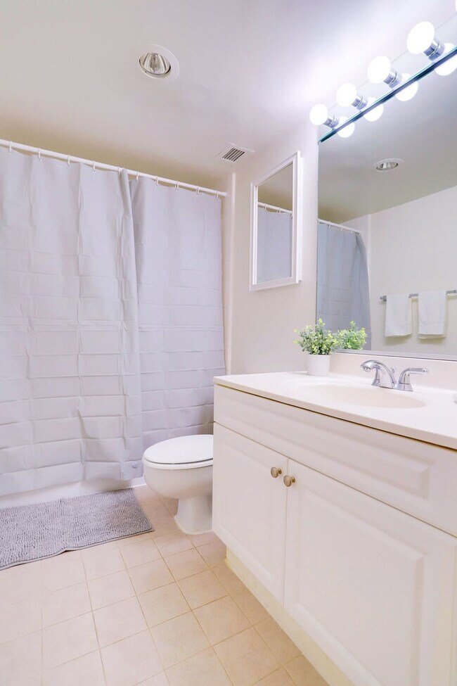 Building Photo - 320 23rd St S