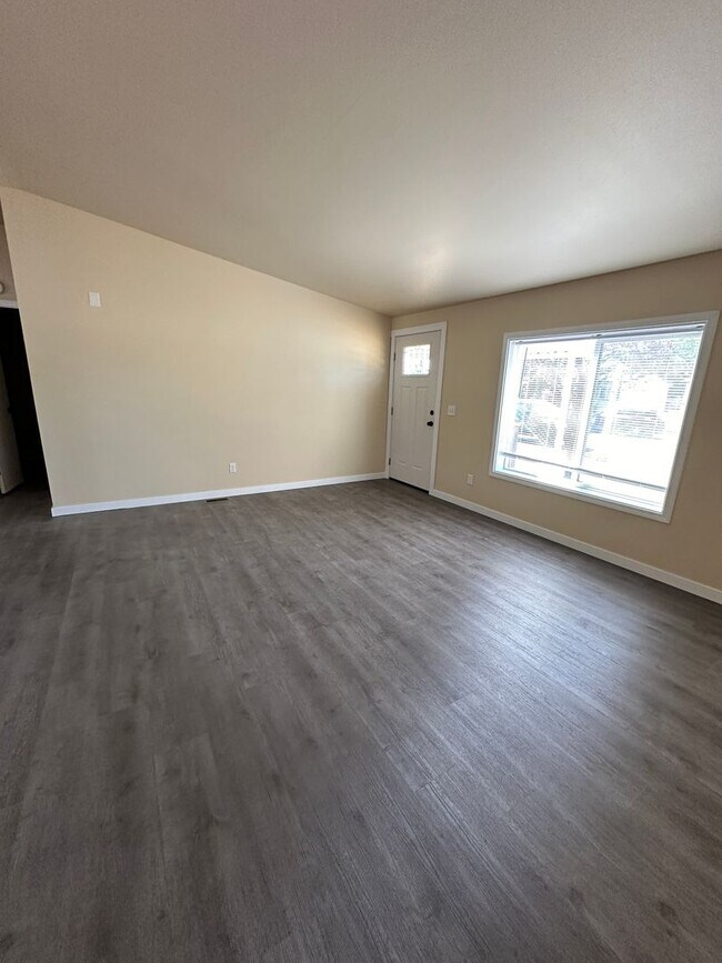 Building Photo - 3 Bedroom 2 Bath Home Available Now