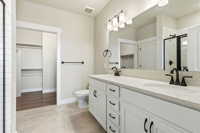 Building Photo - Bright and Modern Condo in Ideal Location ...