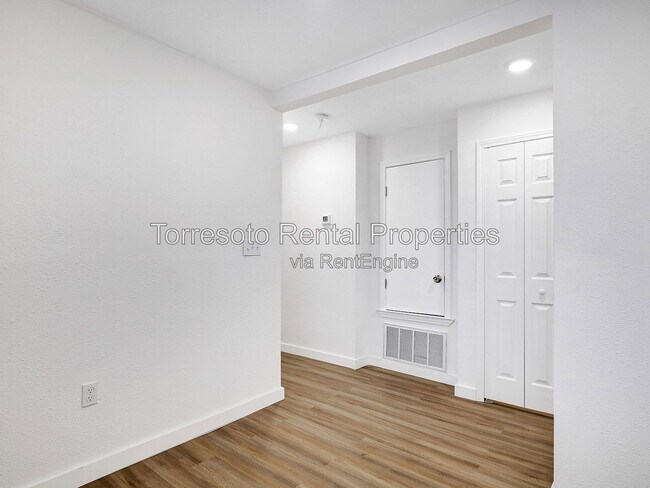Building Photo - 2326 Cincinnati Ave