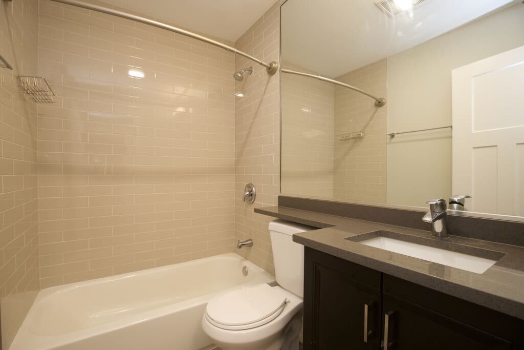 Building Photo - 533 W Surf St