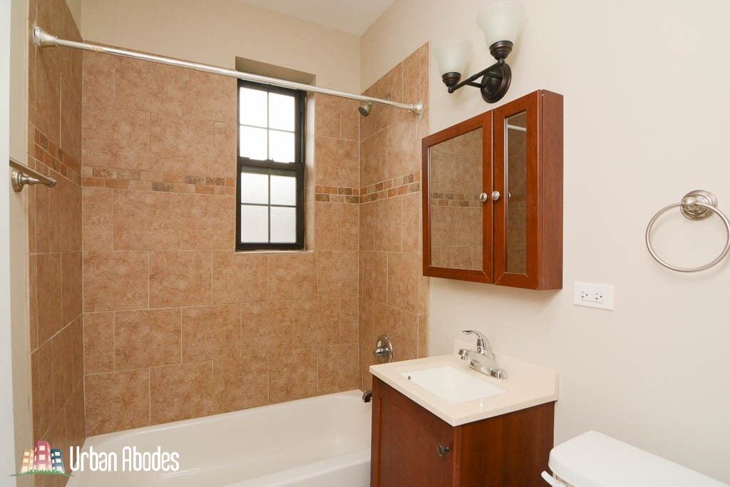 Building Photo - 922 N Green Bay Rd