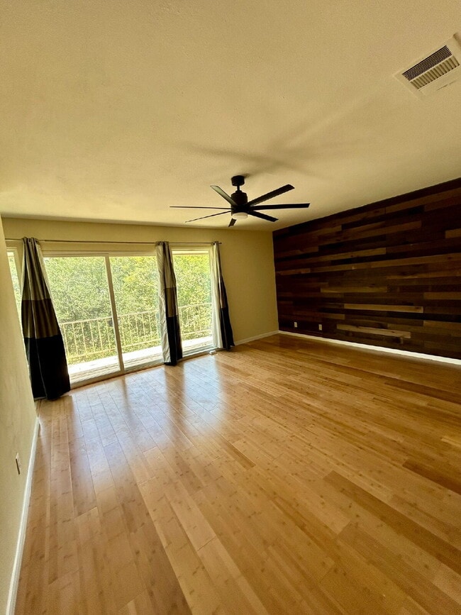 Building Photo - Spacious 5-Bedroom Home Steps from Walnut ...