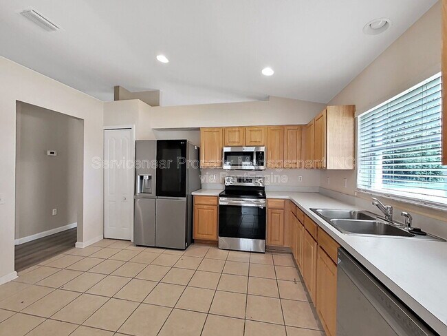 Building Photo - 7603 Crescent Palm Dr