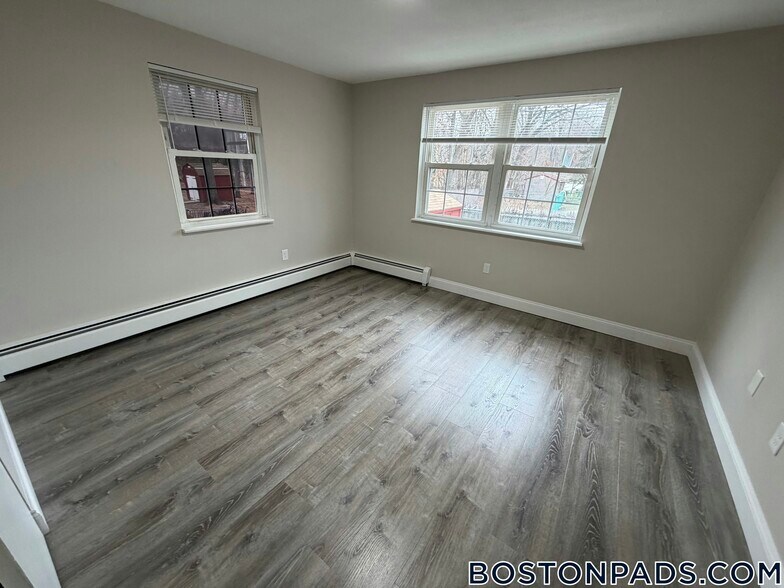 Building Photo - 71 Bernier St