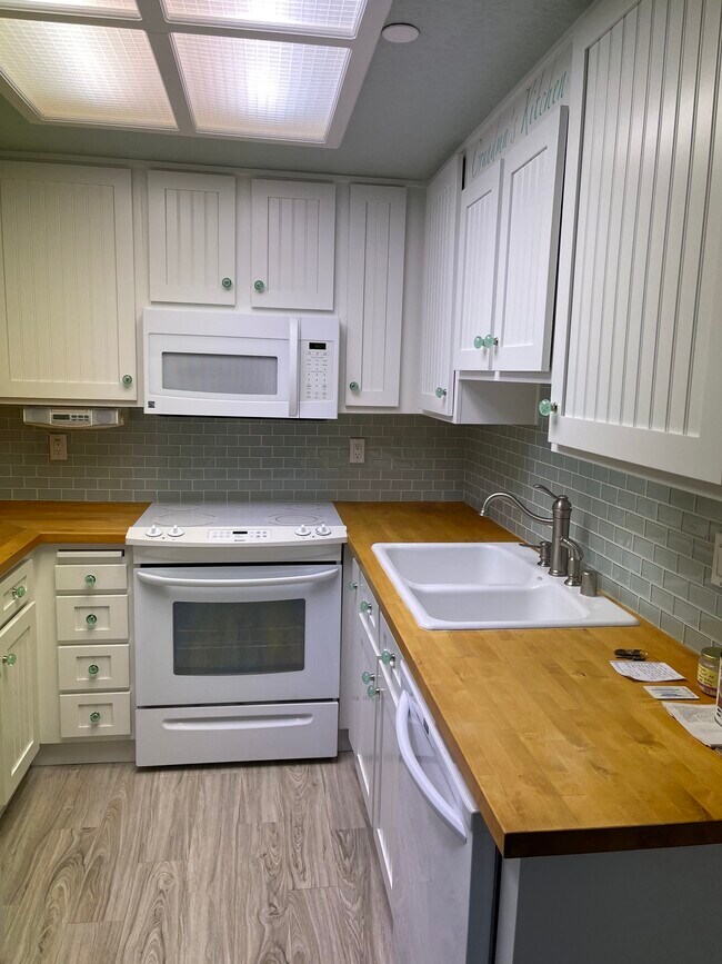 Custom backsplash, cabinets and counter - 18900 Delaware St