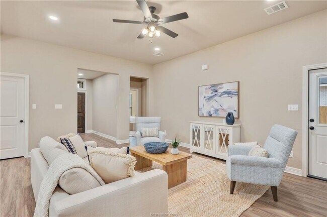 Building Photo - 4 Bedroom, 2 Bath in Dove Crossing Subdivi...