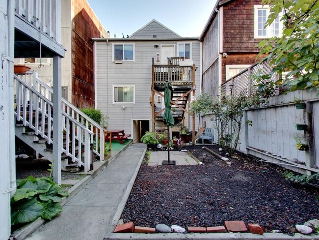 Building Photo - 826 Alabama St