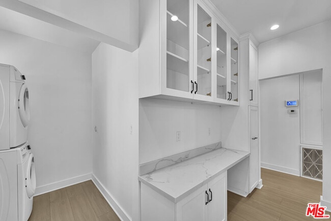 Building Photo - 918 N Genesee Ave