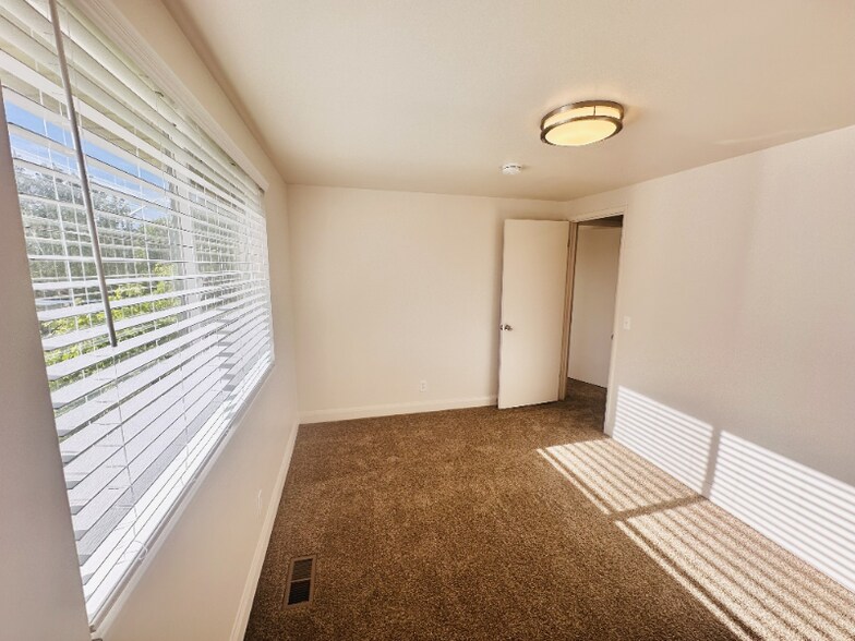 Building Photo - 2107 E 3300 S