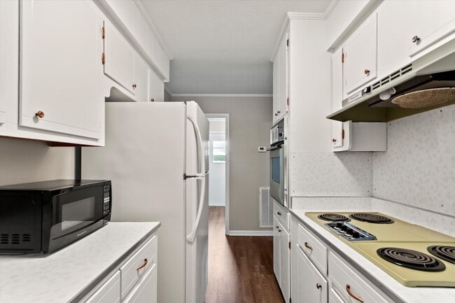 Building Photo - Charming Full Brick Home in Peaceful Count...
