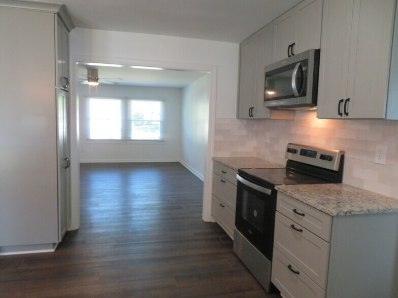 Building Photo - 7895 Pavilion Dr