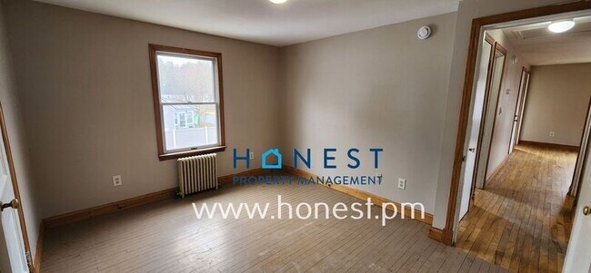 Building Photo - 4 Pierce St