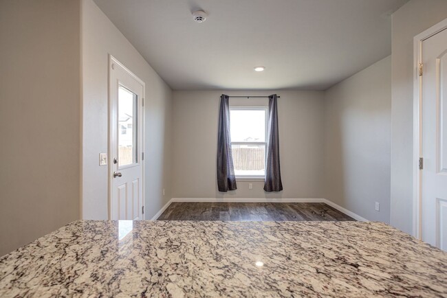 Building Photo - $500 Off the First Full Months Rent!!