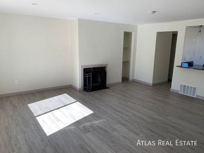 Building Photo - Spacious Duplex in Littleton with Fenced i...