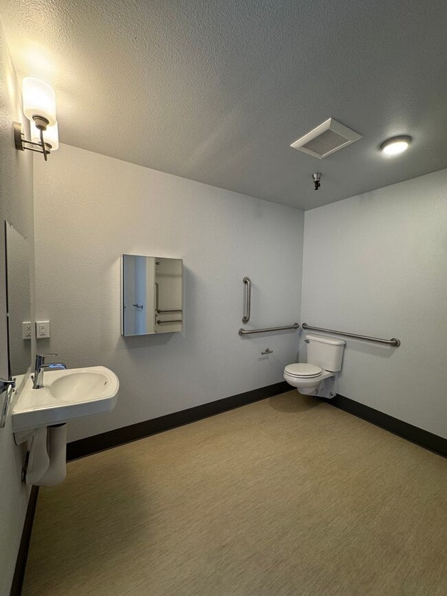 Building Photo - Ideal roommate setup: 2-bedroom, 2-bath unit.  Both bathrooms are ensuite  - ALL UITILITIES INCLU...