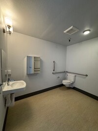 Building Photo - 2 bed 2 bath unit - ALL UTILITIES PAID - A...