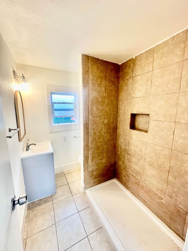 Building Photo - Newly Updated 2/1 in Madera