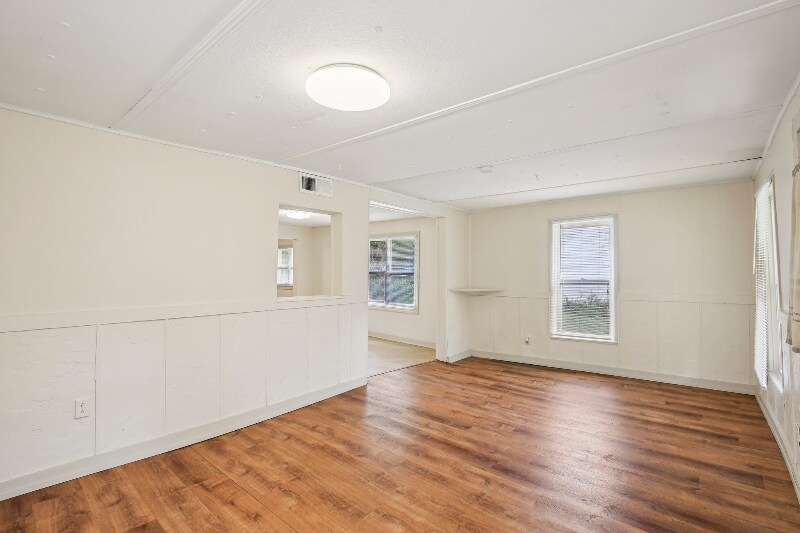 Building Photo - 726 S Oak St