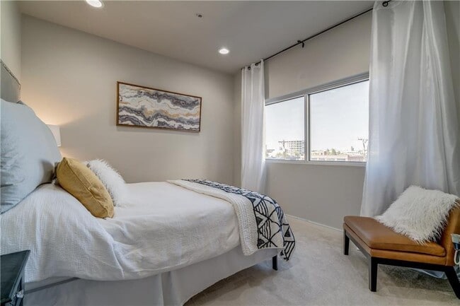 Building Photo - 1 NE 2nd St