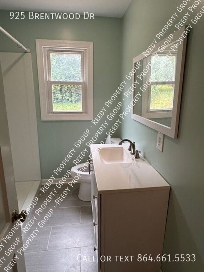 Building Photo - 925 Brentwood Dr