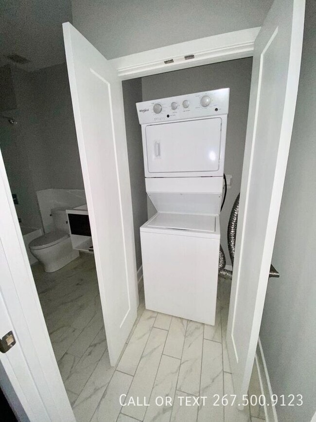 Building Photo - 1523 W Girard Ave